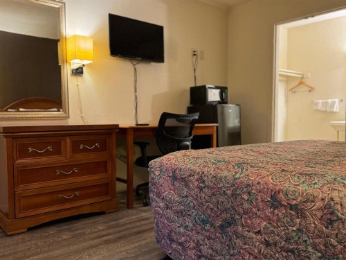 Country Club Inn & Suites - image 24