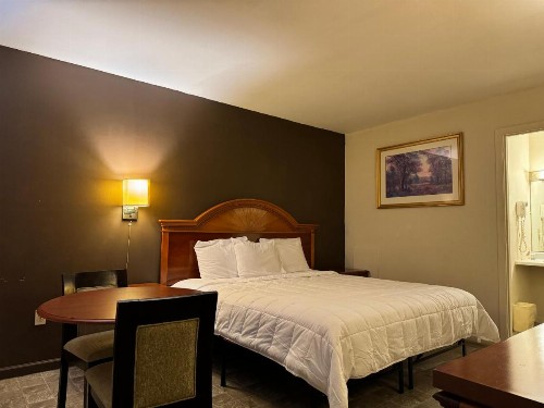 Country Club Inn & Suites - image 25