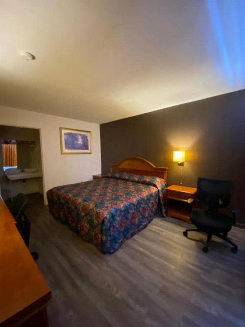 Country Club Inn & Suites - image 26