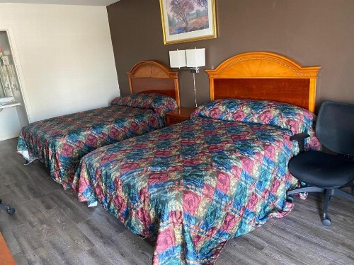 Country Club Inn & Suites - image 27