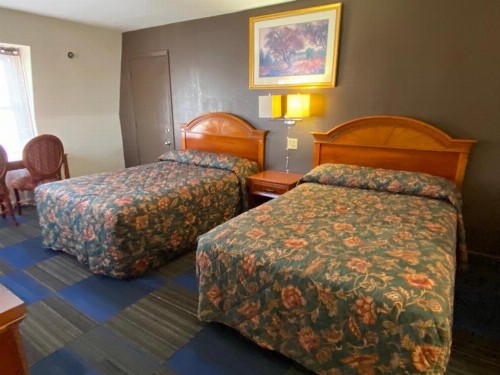 Country Club Inn & Suites - image 28