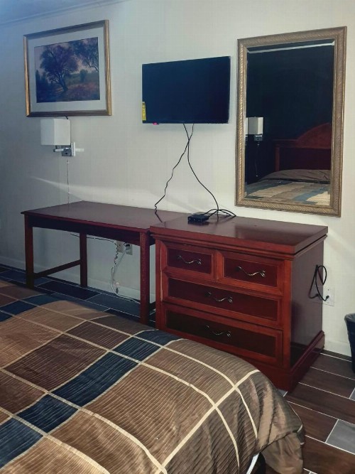 Country Club Inn & Suites - image 29