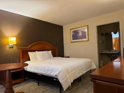 Country Club Inn & Suites - image 3