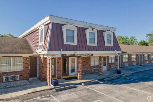 Country Club Inn & Suites - image 30