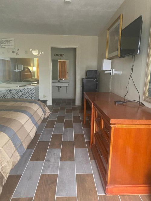 Country Club Inn & Suites - image 39