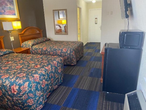 Country Club Inn & Suites - image 45