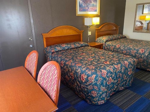 Country Club Inn & Suites - image 49