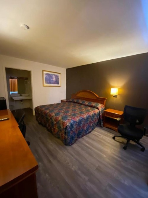 Country Club Inn & Suites - image 50