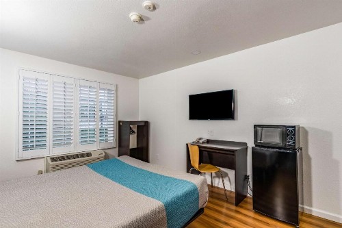 Motel 6-Fountain Valley CA - Huntington Beach Area - image 7