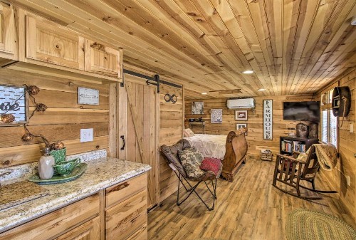 Peaceful Pet-Friendly Franklin Cottage on 15 Acres - image 6