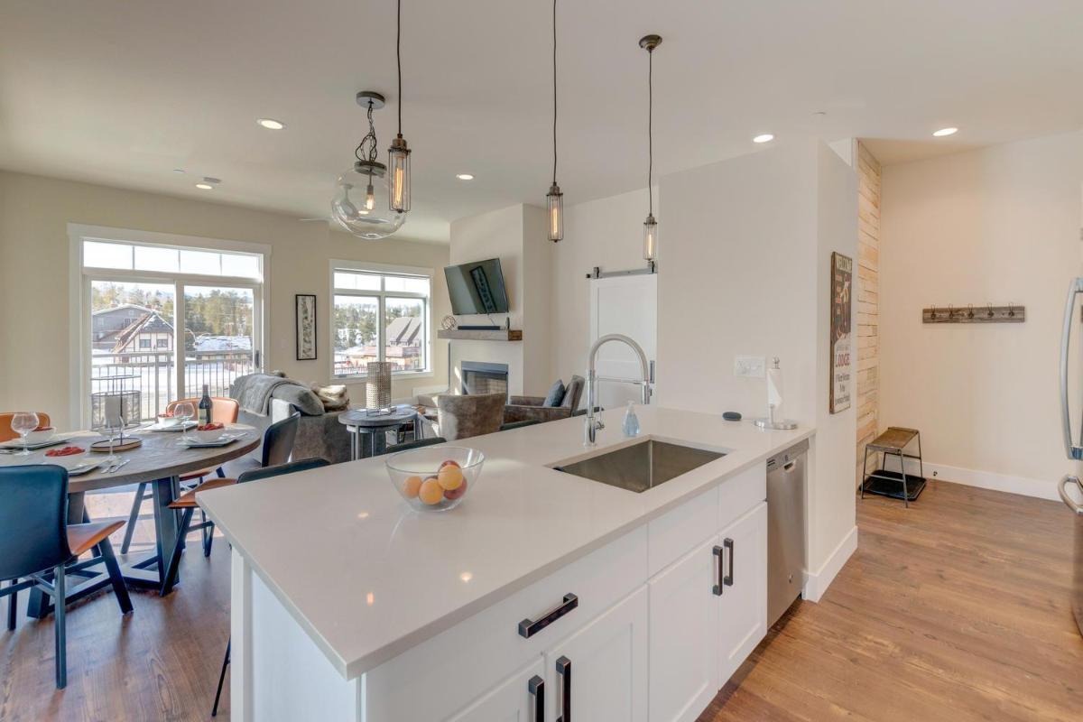 New Luxury Loft #12 Near Resort With Huge Hot Tub & Views - FREE Activities & Equipment Rentals Daily - image 3