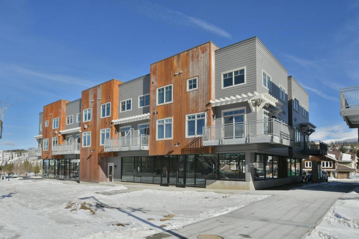 New Luxury Loft #1 Near Resort With Huge Hot Tub & Views -FREE Activities & Equipment Rentals Daily - image 7