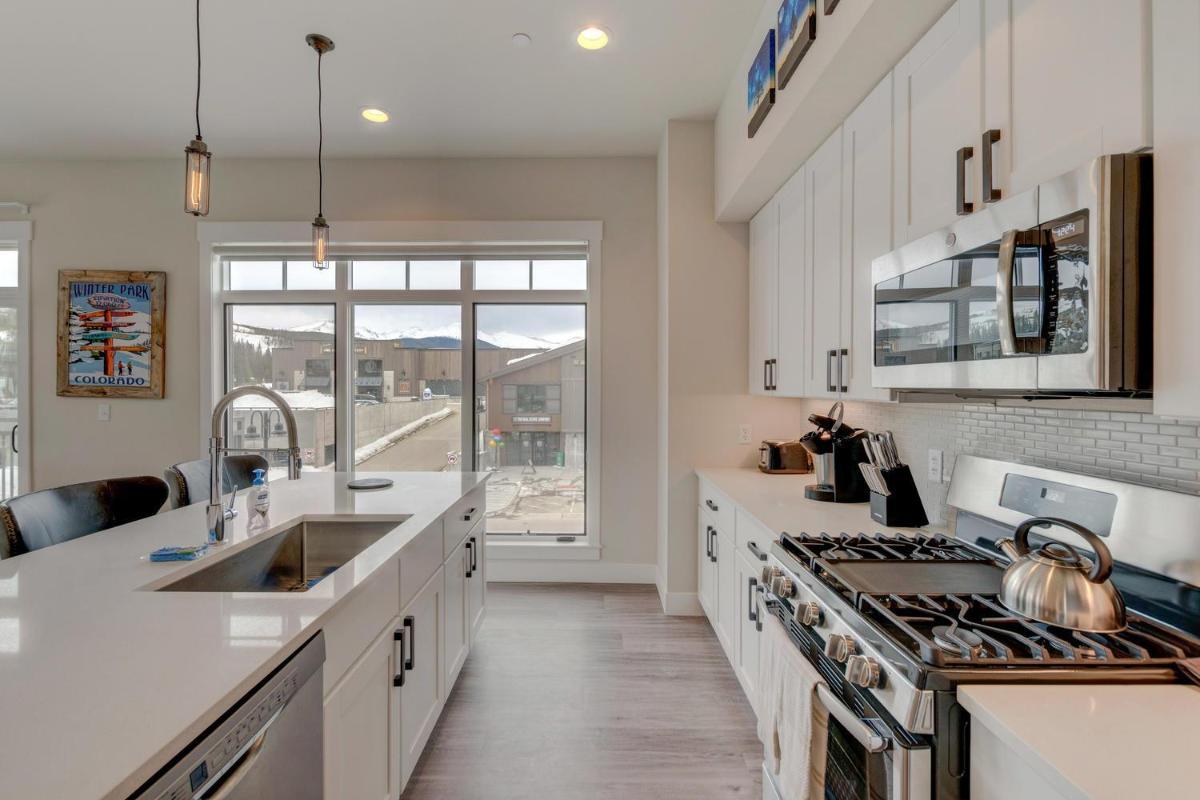 New Luxury Loft #24 Near Resort With Huge Hot Tub & Great Views - FREE Activities & Equipment Rentals Daily - image 4