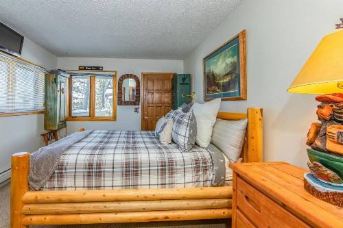 4 Bed 4 Bath Studio Apartment in Fraser - image 11