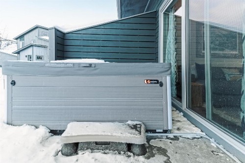 Modern Mountain Chalet - image 9