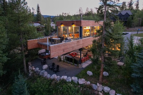Ultra Modern Luxury Chalet On The River With Hot Tub & Amazing Views - FREE Activities & Equipment Rentals Daily
