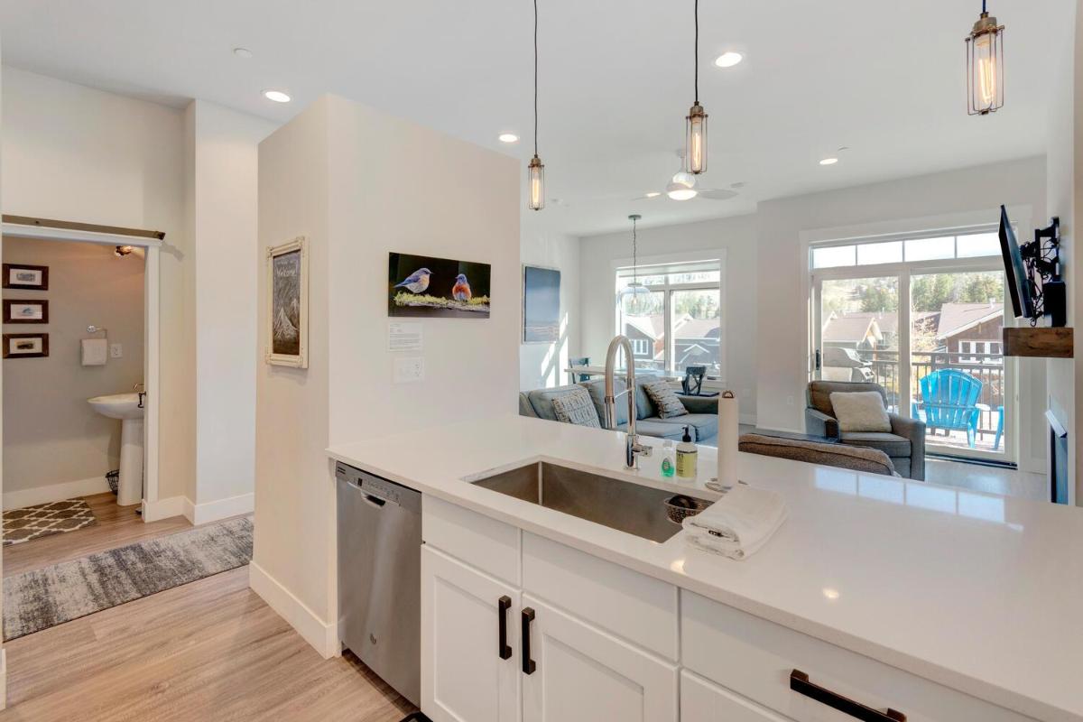 New Luxury Loft #3 Near Resort - Huge Hot Tub & Views - FREE Activities & Equipment Rentals Daily - image 5