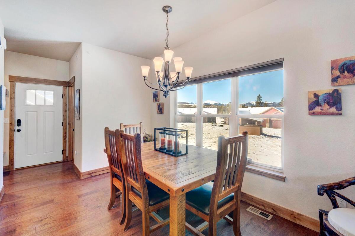 Luxury Chalet #127 Near Resort - Hot Tub & Views - FREE Activities & Equipment Rentals Daily - image 7