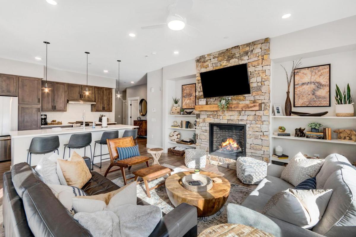 New Luxury Loft #101 Near Resort - Pool Sized Hot Tub & Views - FREE Activities & Equipment Rentals Daily - main image