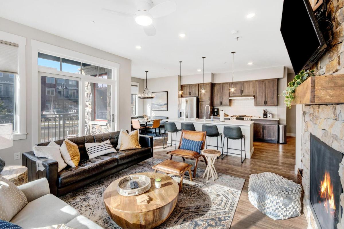 New Luxury Loft #101 Near Resort - Pool Sized Hot Tub & Views - FREE Activities & Equipment Rentals Daily - image 4