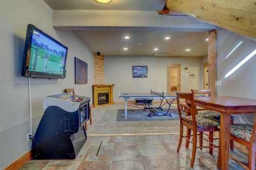 Mountain View Luxury Log Home Hot Tub & Great Views - FREE Activities & Equipment Rentals Daily - image 39