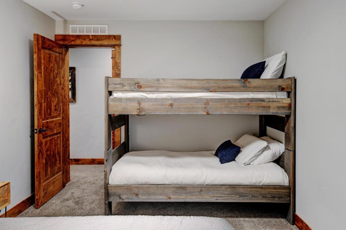 New Luxury Townhome #1 Near Resort Hot Tub & Views - FREE Activities & Equipment Rentals Daily - image 2