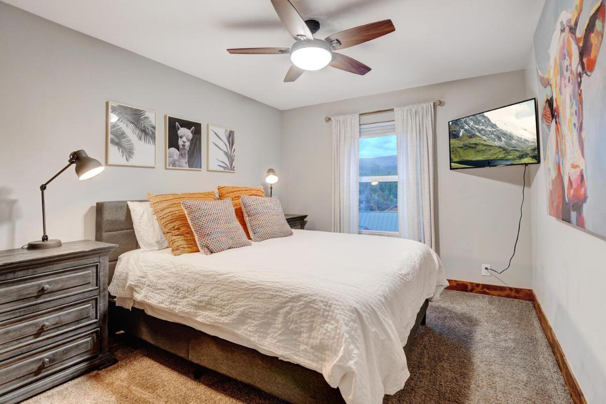New Luxury Townhome #1 Near Resort Hot Tub & Views - FREE Activities & Equipment Rentals Daily - image 6