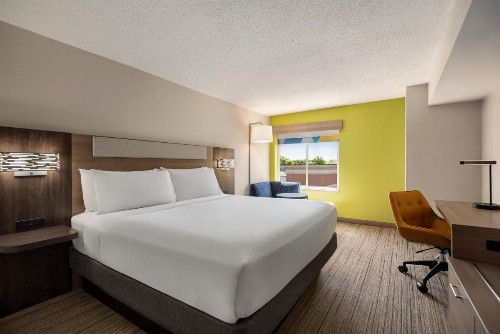 Holiday Inn Express Hotel & Suites Fredericksburg an IHG Hotel - image 17