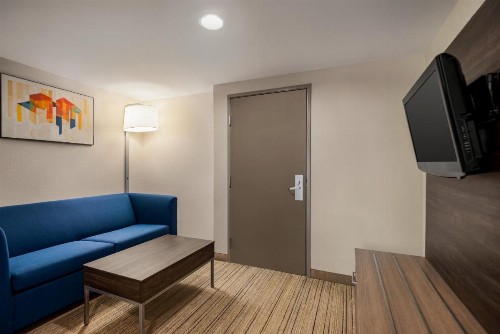 Holiday Inn Express Hotel & Suites Fredericksburg an IHG Hotel - image 2