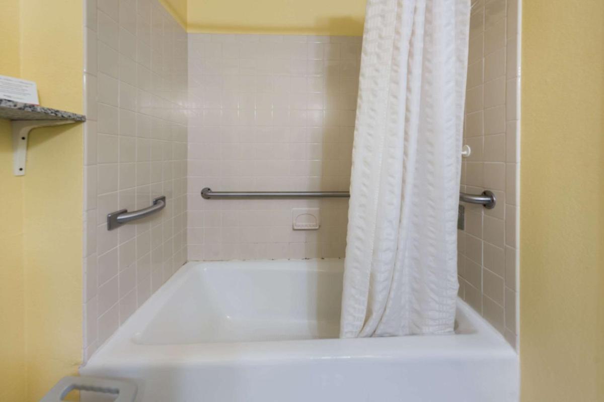 Super 8 by Wyndham Fredericksburg/Central Plz Area - image 5