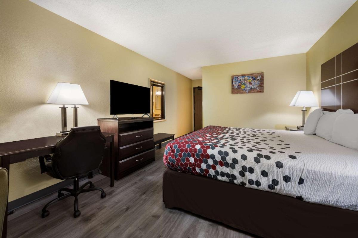 Super 8 by Wyndham Fredericksburg/Central Plz Area - image 7