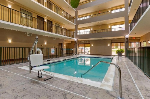 Comfort Suites Fredericksburg South - image 17