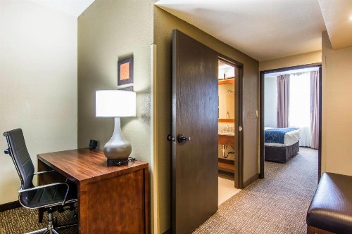 Comfort Suites Fredericksburg South - image 35