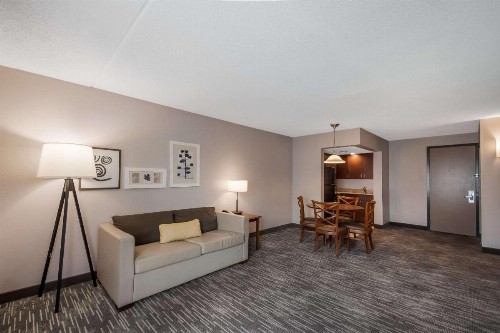 Country Inn & Suites by Radisson Fredericksburg South (I-95) VA - image 4