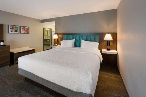 Hampton Inn and Suites Fredericksburg - image 11