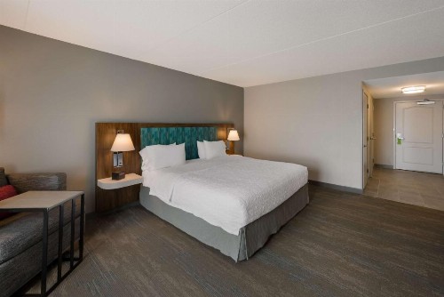 Hampton Inn and Suites Fredericksburg - image 14