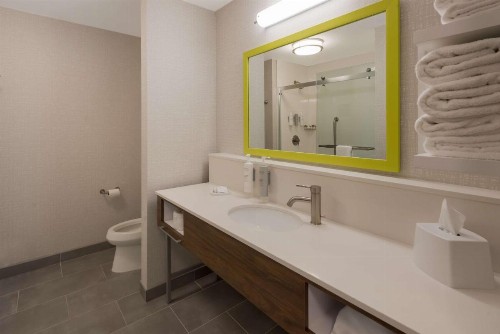 Hampton Inn and Suites Fredericksburg - image 2