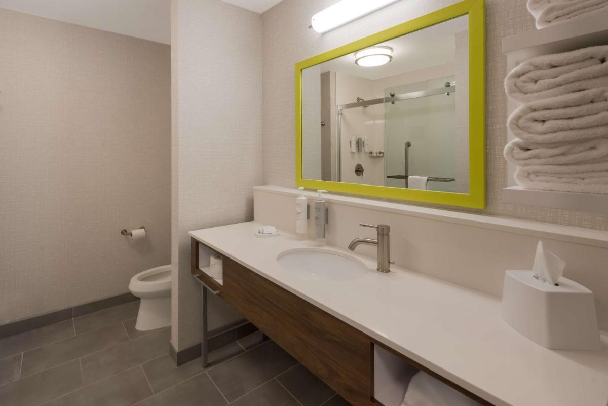 Hampton Inn and Suites Fredericksburg - image 2