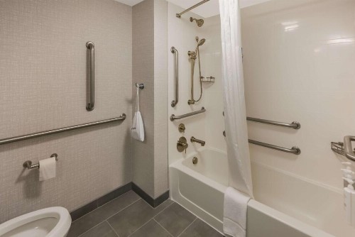 Hampton Inn and Suites Fredericksburg - image 26