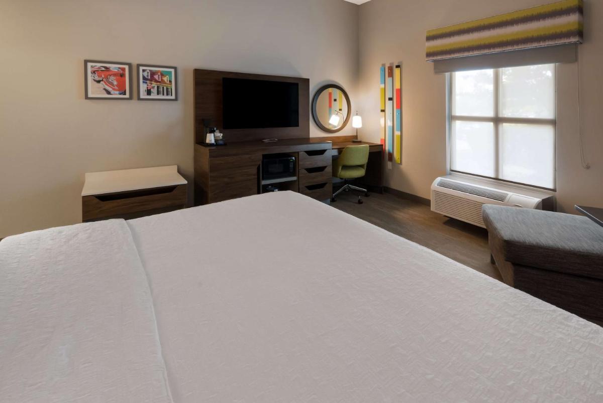 Hampton Inn and Suites Fredericksburg - image 3
