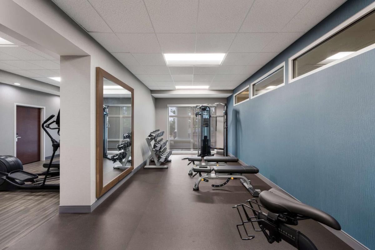 Hampton Inn and Suites Fredericksburg - image 6