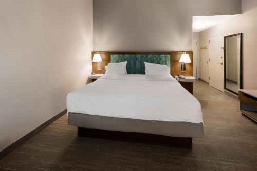 Hampton Inn and Suites Fredericksburg - image 8