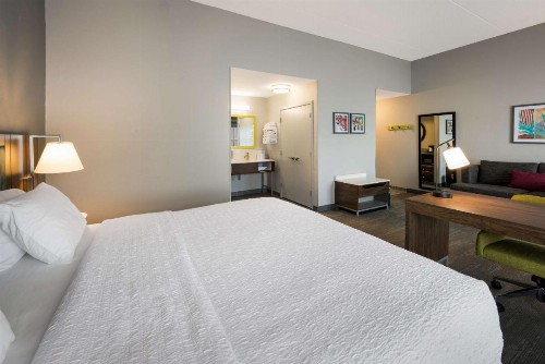 Hampton Inn and Suites Fredericksburg - image 9