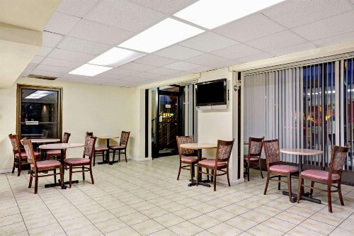 Super 8 by Wyndham Fredericksburg - image 14