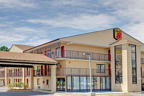 Super 8 by Wyndham Fredericksburg - image 2