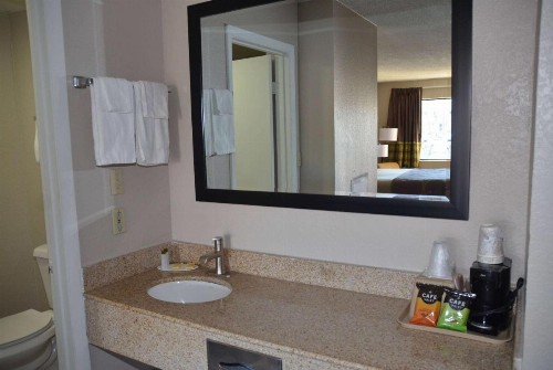 Super 8 by Wyndham Fredericksburg - image 27