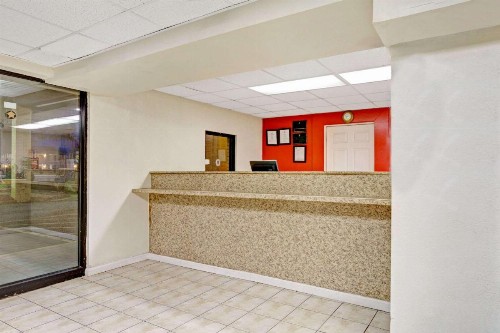 Super 8 by Wyndham Fredericksburg - image 3