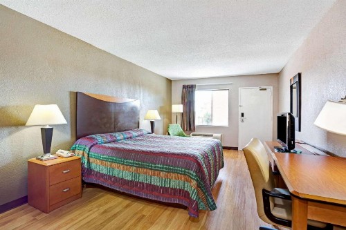 Super 8 by Wyndham Fredericksburg - image 4