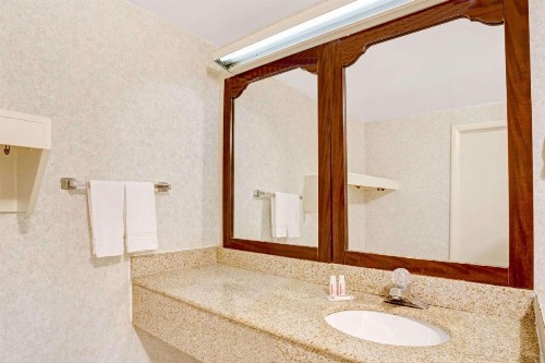 Super 8 by Wyndham Fredericksburg - image 6