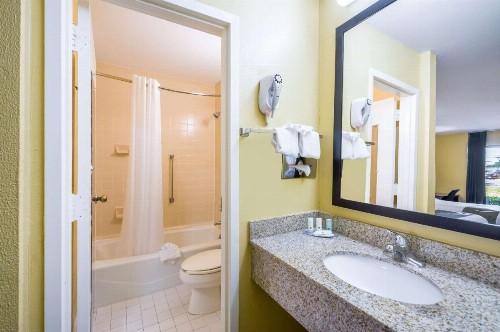 Quality Inn Fredericksburg-Central Park Area - image 16